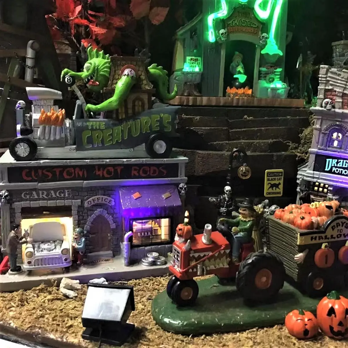 Lemax Spooky Town The Creature's Custom Hot Rod Shop #05611 2