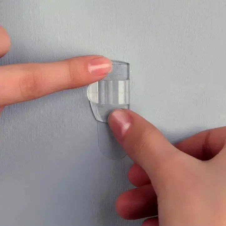 Command™ Outdoor Light Clips 1