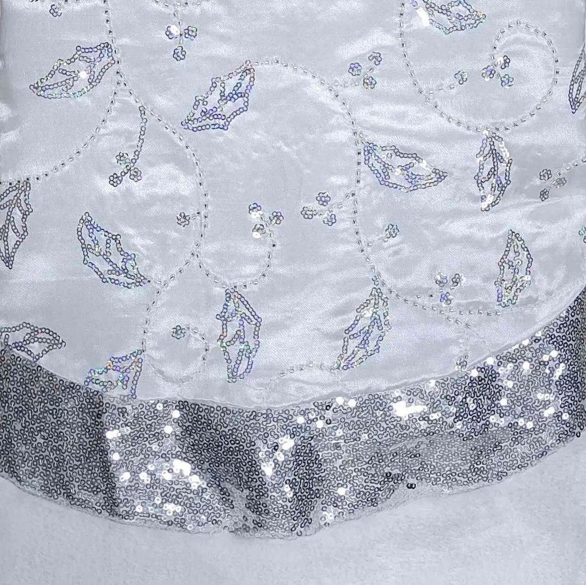 60" Silver Glitter Tree Skirt With White Fur Border 1