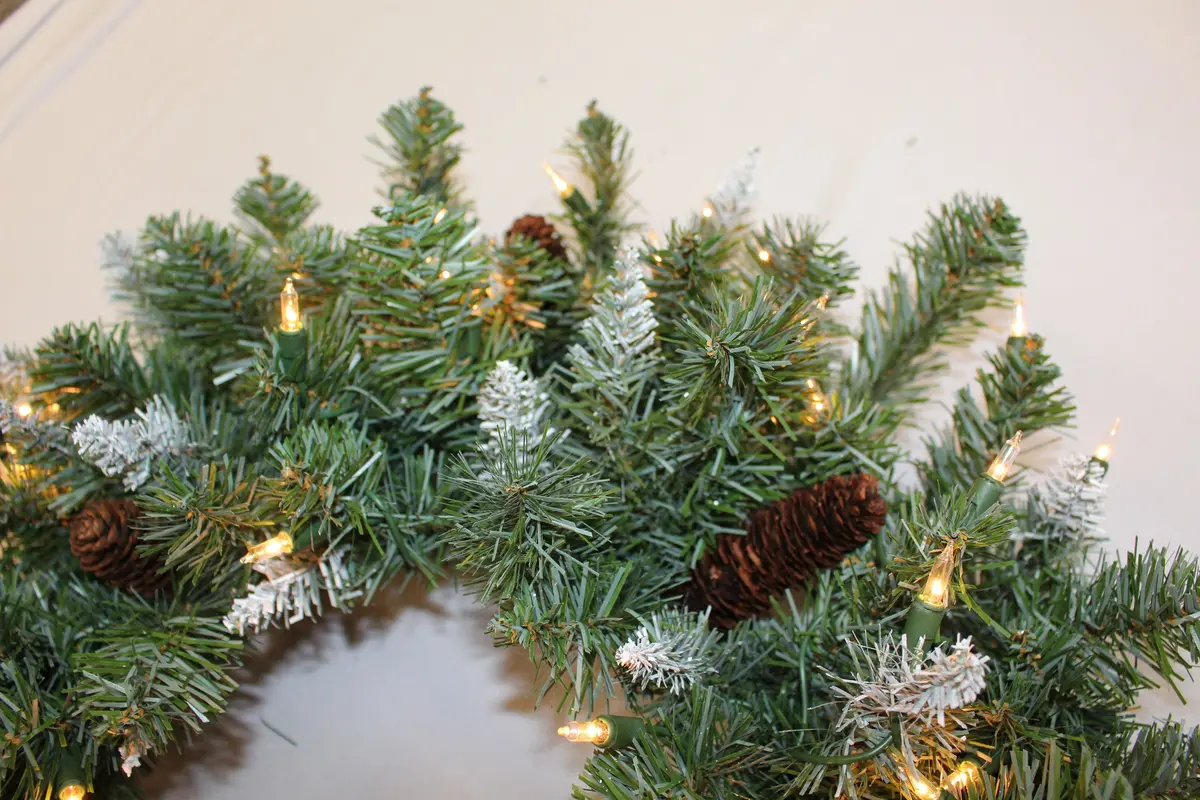 30" Pre-Lit Montana Wreath With White Tips And Pine Cones 2