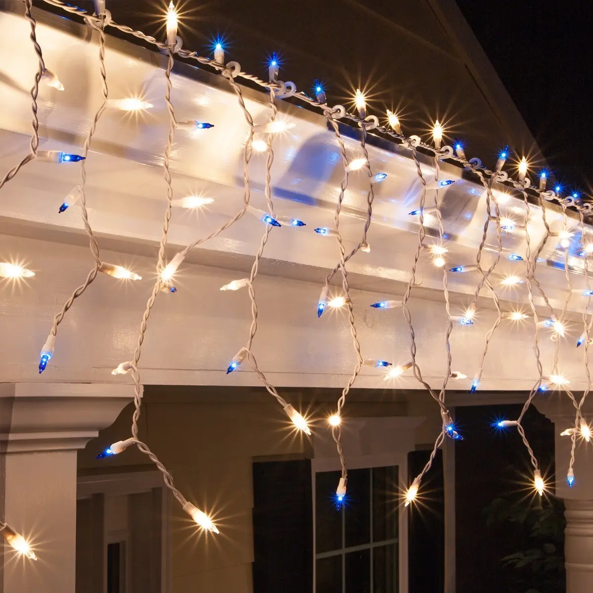 Set Of 300 Icicle Lights On A White Wire 1