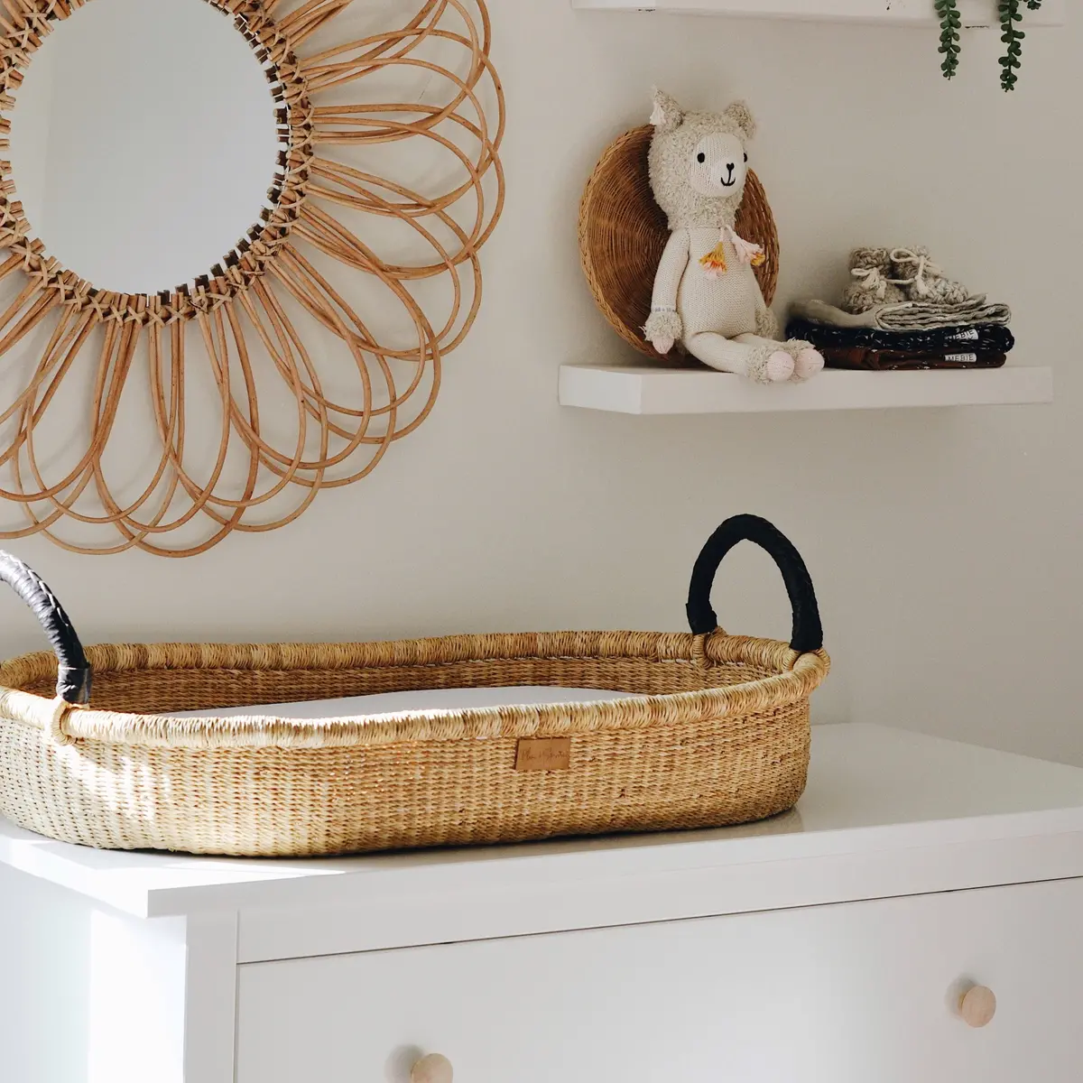Plum+Sparrow Changing Basket Black Handle 2