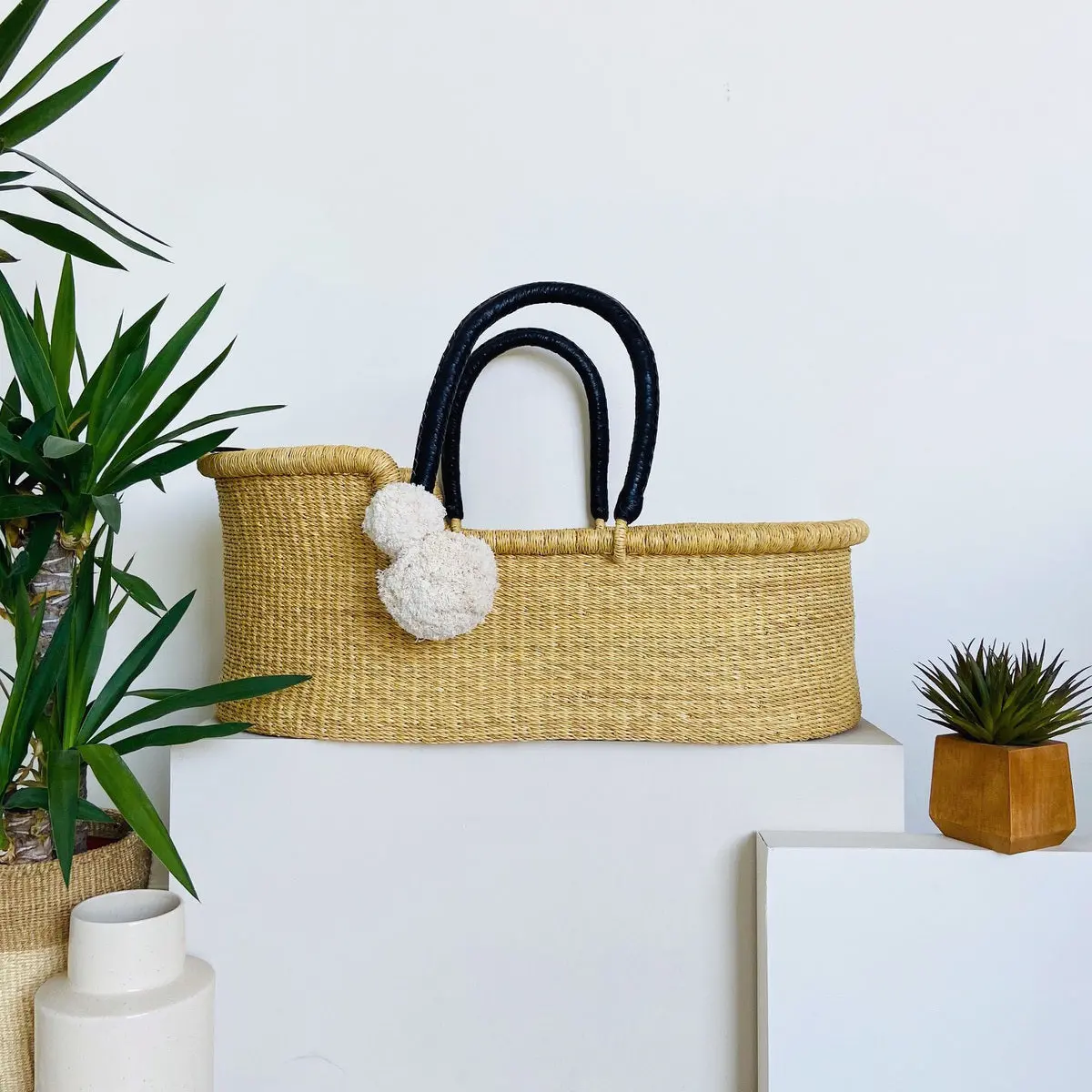 Plum+Sparrow African Moses Basket Black Handle 1